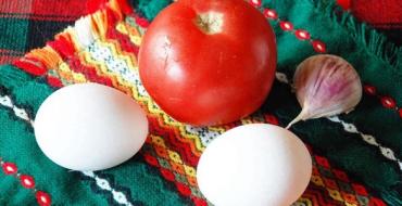 Хайруулын тавган дээр улаан лоольтой омлет